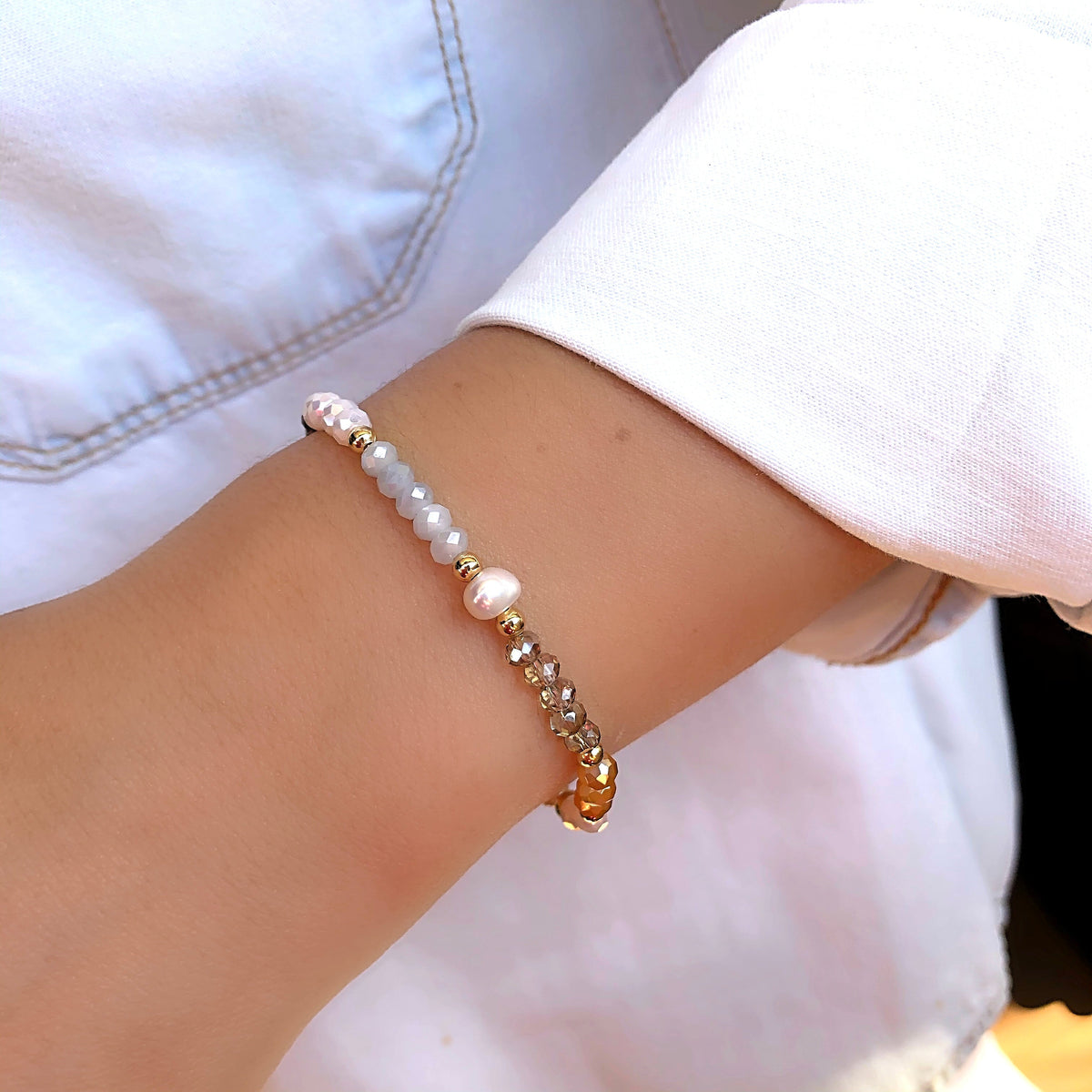 Pulseira Cristais Coloridos Cor Champagne Pérola Água Doce E Detalhes Em Bolinhas - Tiff Joias