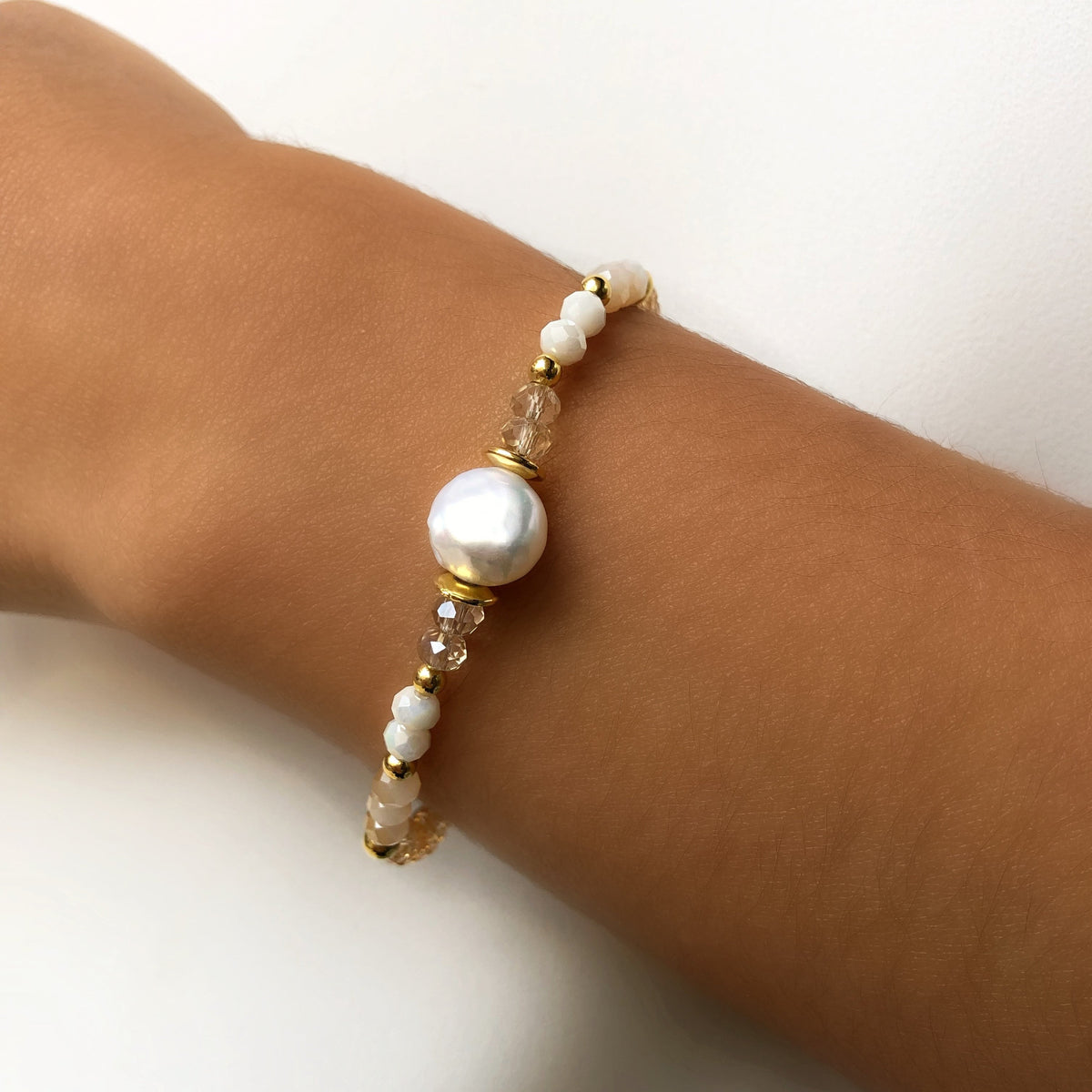 Pulseira Cristais Tons Perolados E Pérola Água Doce Com Detalhes Em Bolinhas - Tiff Joias
