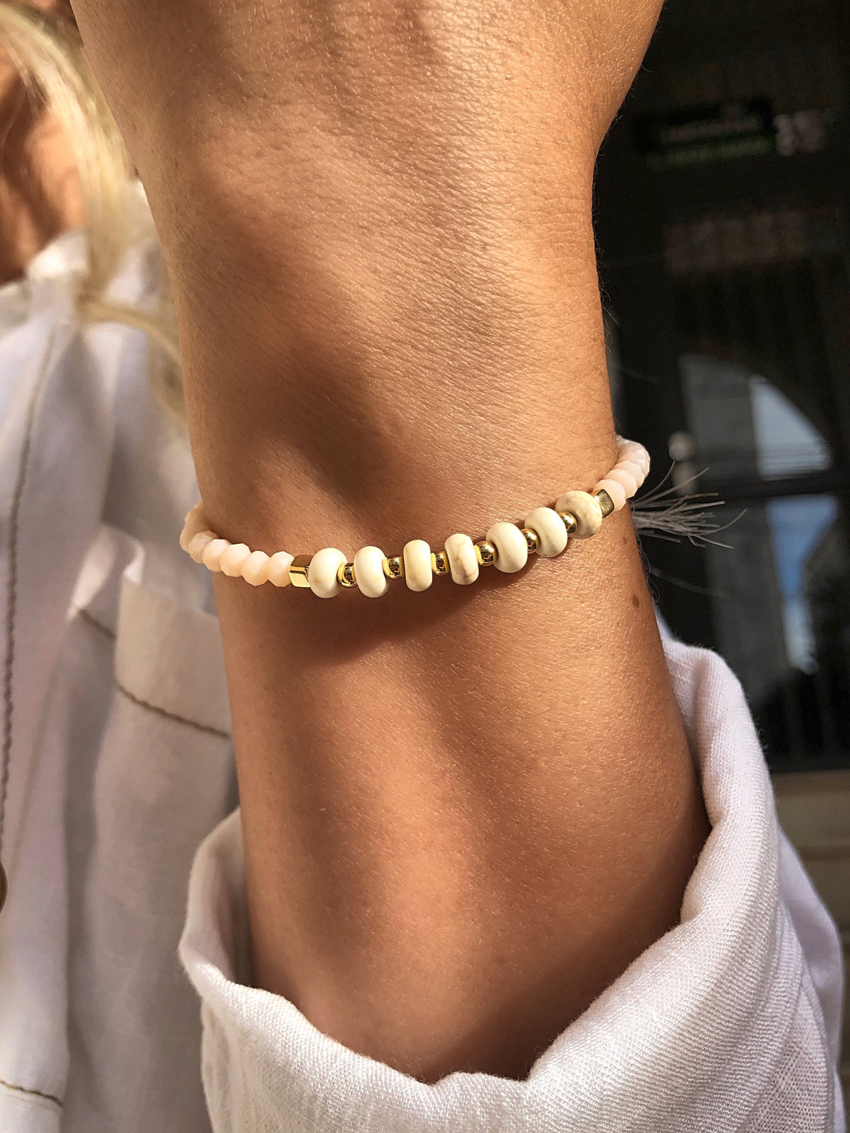 Pulseira Jaqueline Com Cristais Creme, Pedras Howlita E Bolinhas - Tiff Joias