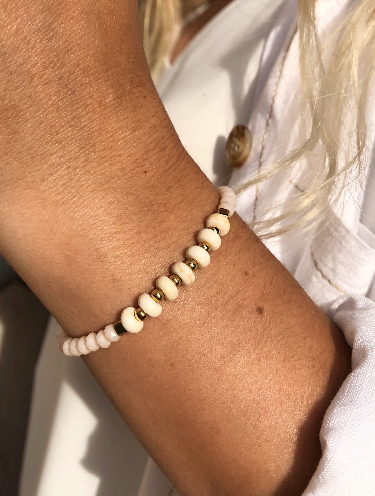 Pulseira Jaqueline Com Cristais Creme, Pedras Howlita E Bolinhas - Tiff Joias