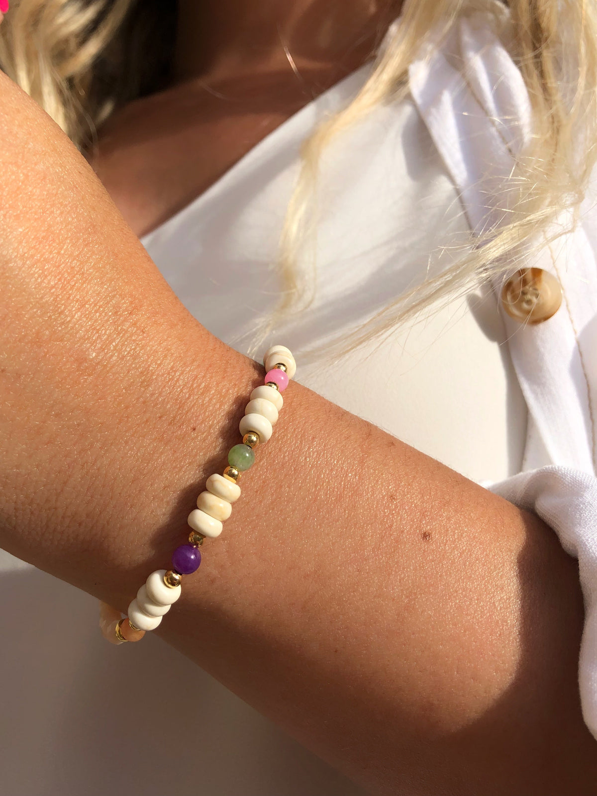 Pulseira Jaqueline Com Pedras Naturais Coloridas, Discos Howlita E Bolinhas - Tiff Joias